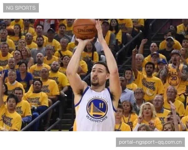 NBA库里单场命中10记三分，全场观众惊叹
