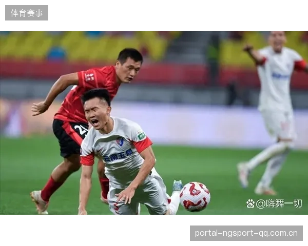 云南玉昆中场的穿插配合稳住了整条进攻线